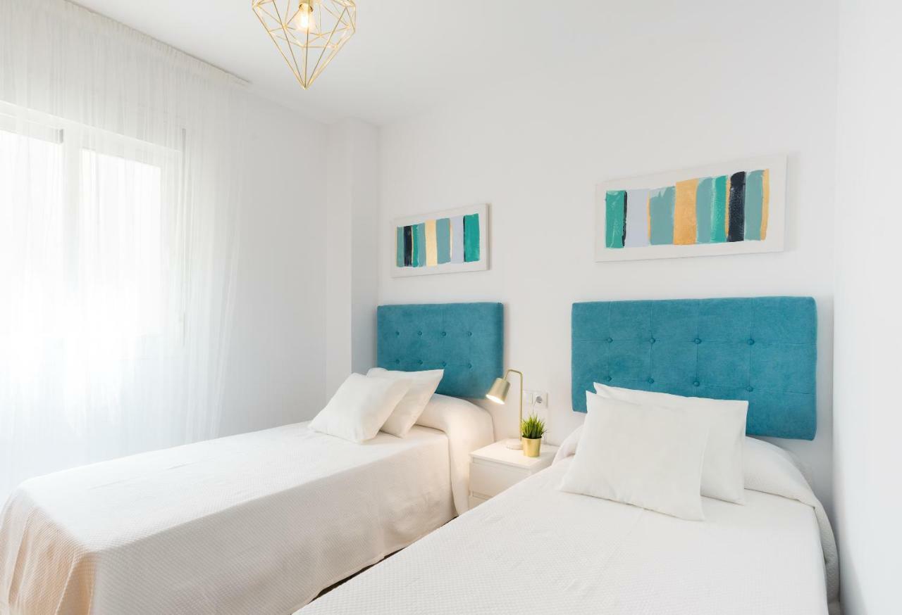 Charming Apartment On The Beach - Pool And Parking مالقة المظهر الخارجي الصورة