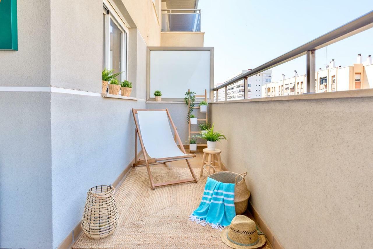 Charming Apartment On The Beach - Pool And Parking مالقة المظهر الخارجي الصورة