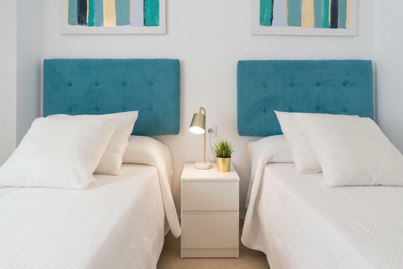 Charming Apartment On The Beach - Pool And Parking مالقة المظهر الخارجي الصورة