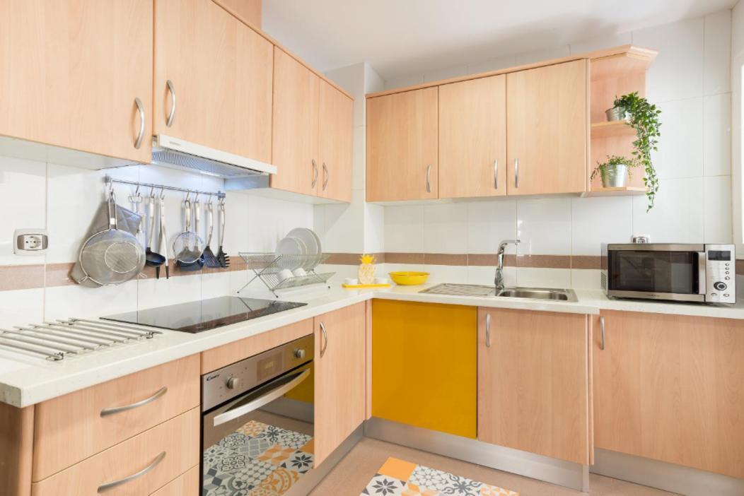 Charming Apartment On The Beach - Pool And Parking مالقة المظهر الخارجي الصورة